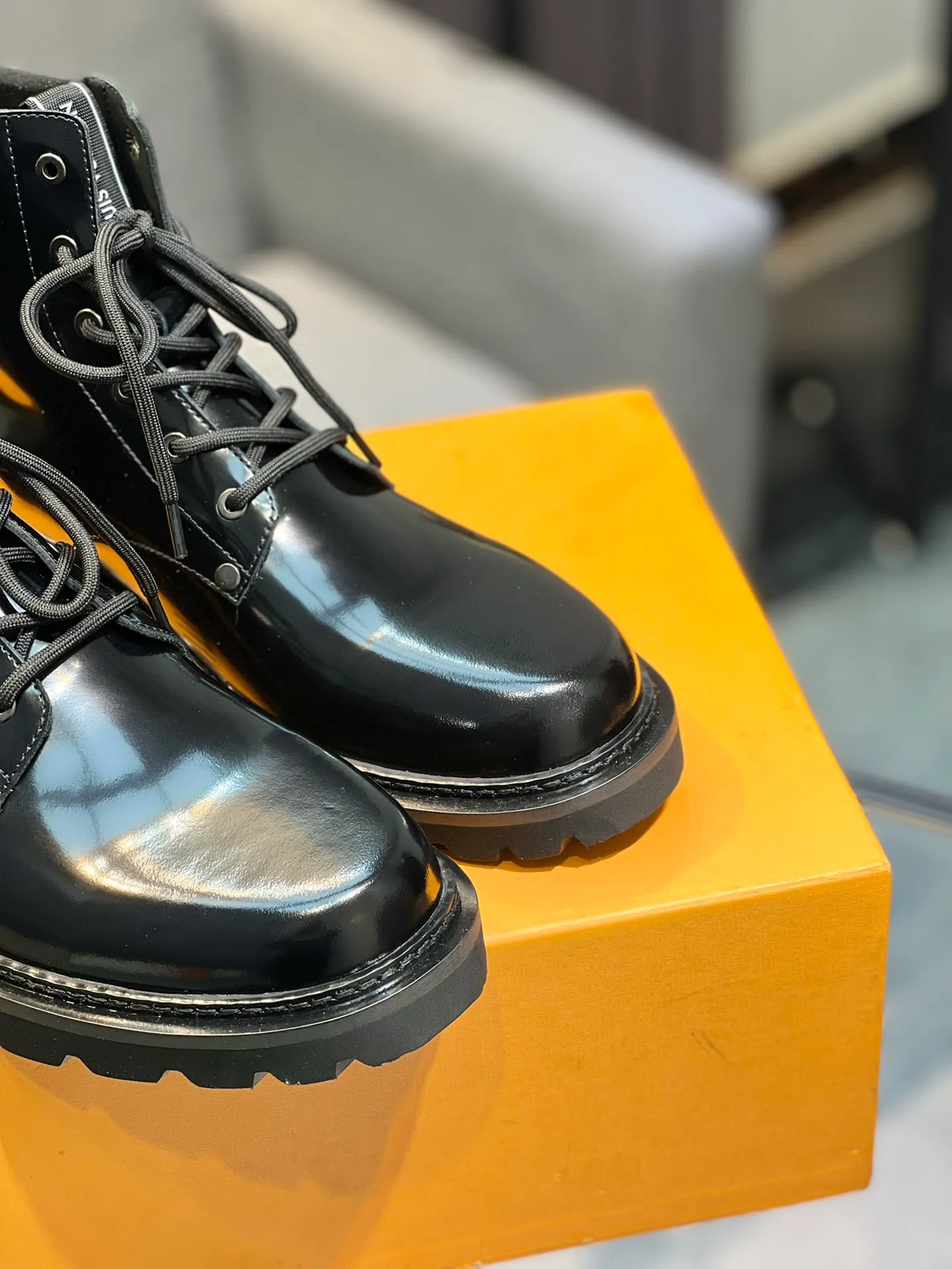 Men's shoes 💰900 L Home - the latest LV men's business casual boots, luxury and nobility are a must, all made of imported original first-layer cowhide, just to create a more comfortable wearing experience, ➕top imported water-dyed full cow lining, original high wear-resistant outsole! 👏👏 Size: Male 39-44; (38 45 46 customized)